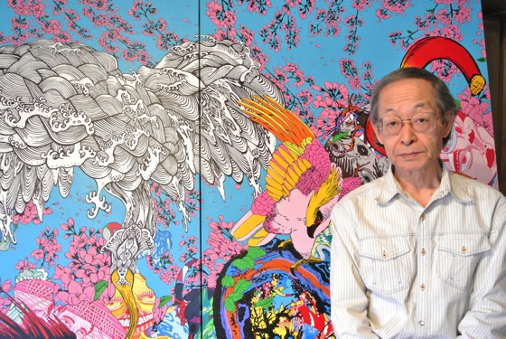 Keiichi Tanaami in front of his painting.